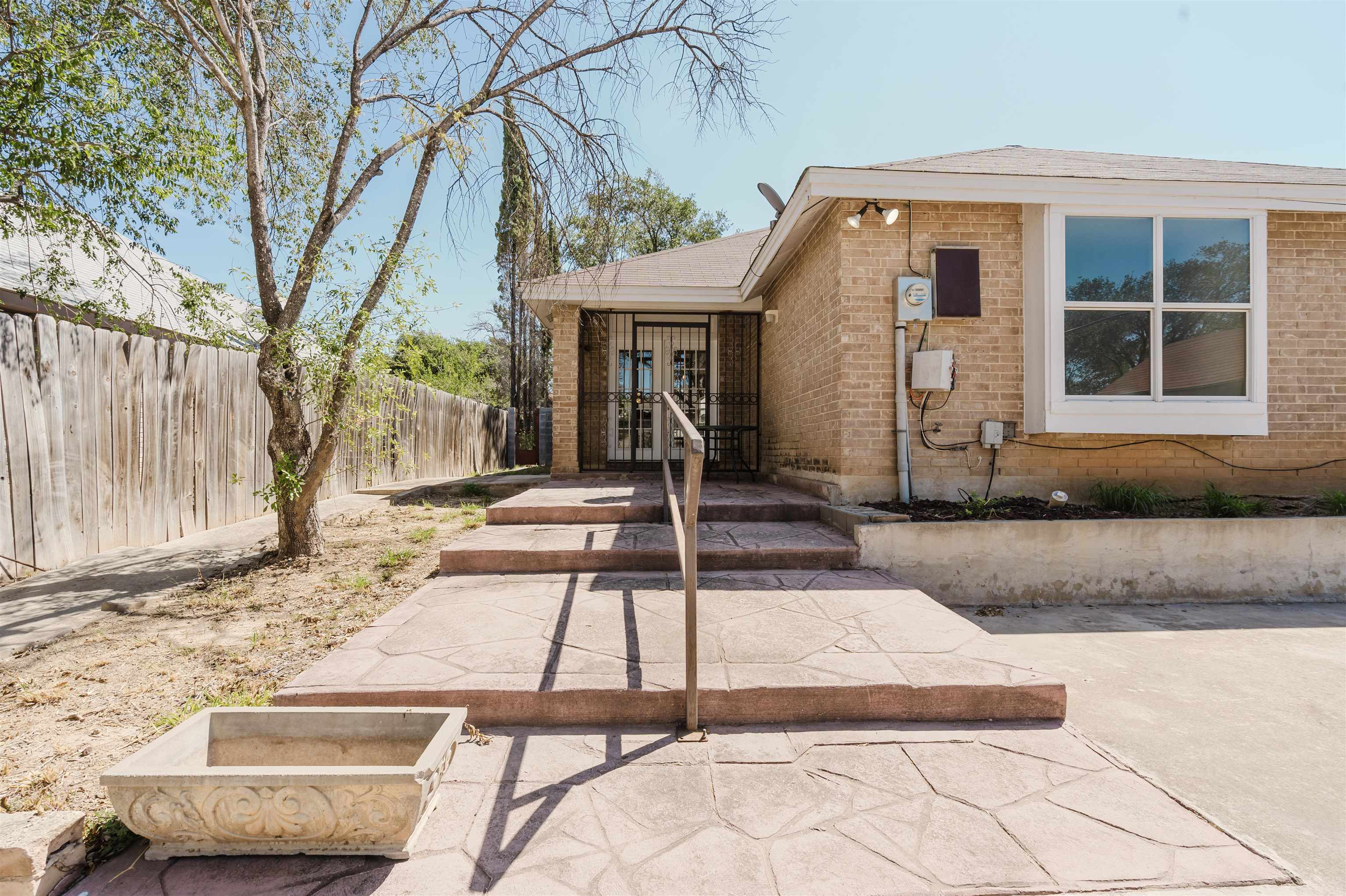 8902 Navajo Ln