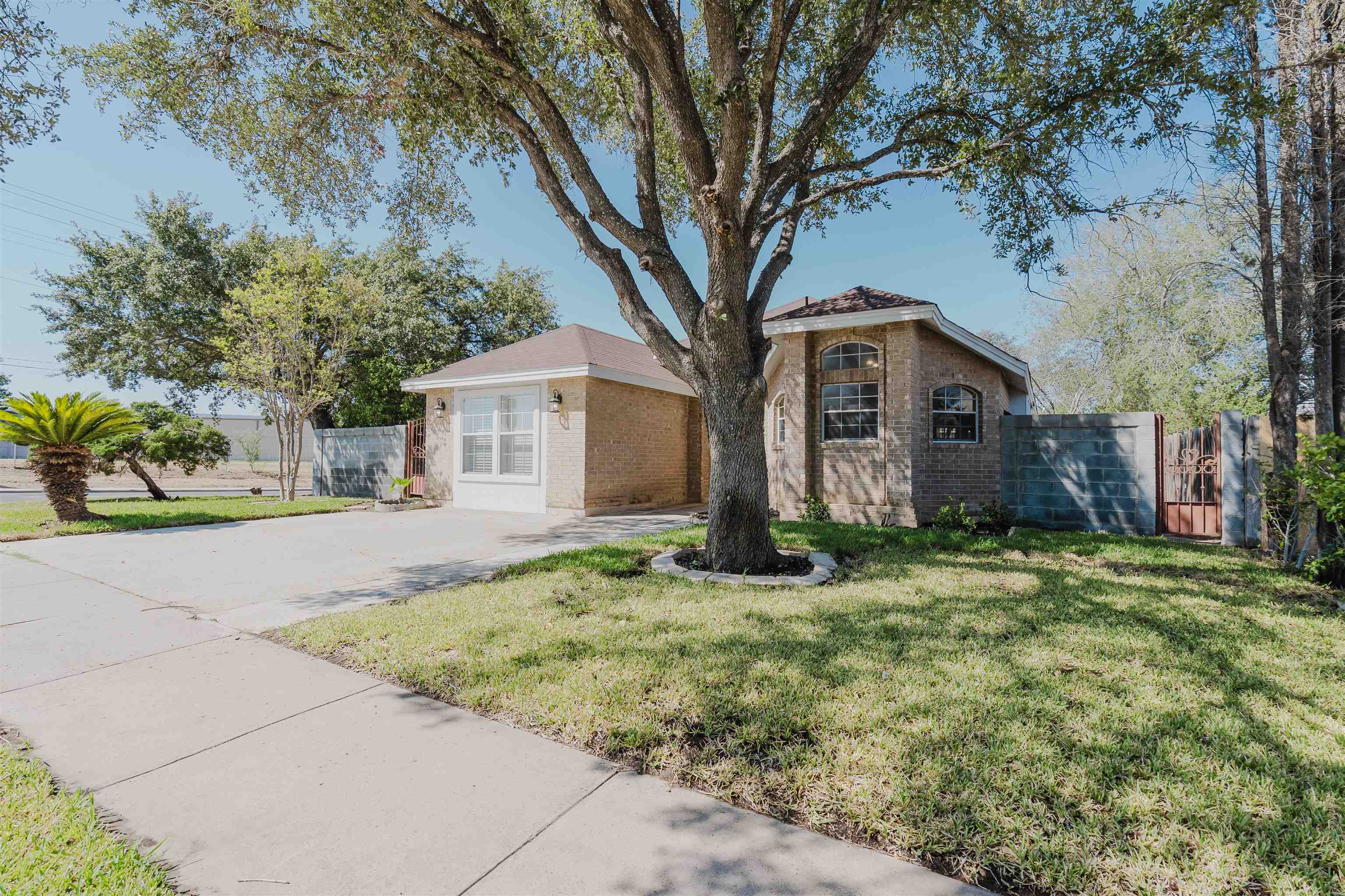 8902 Navajo Ln