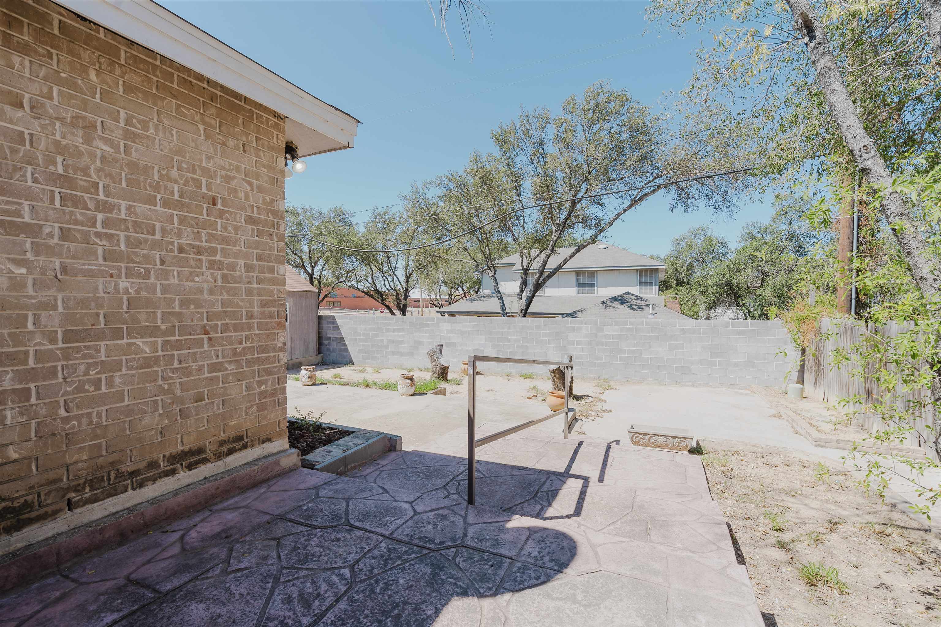 8902 Navajo Ln