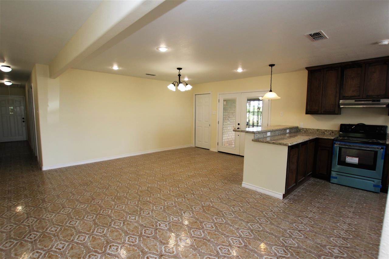 4605 Zapata Hwy