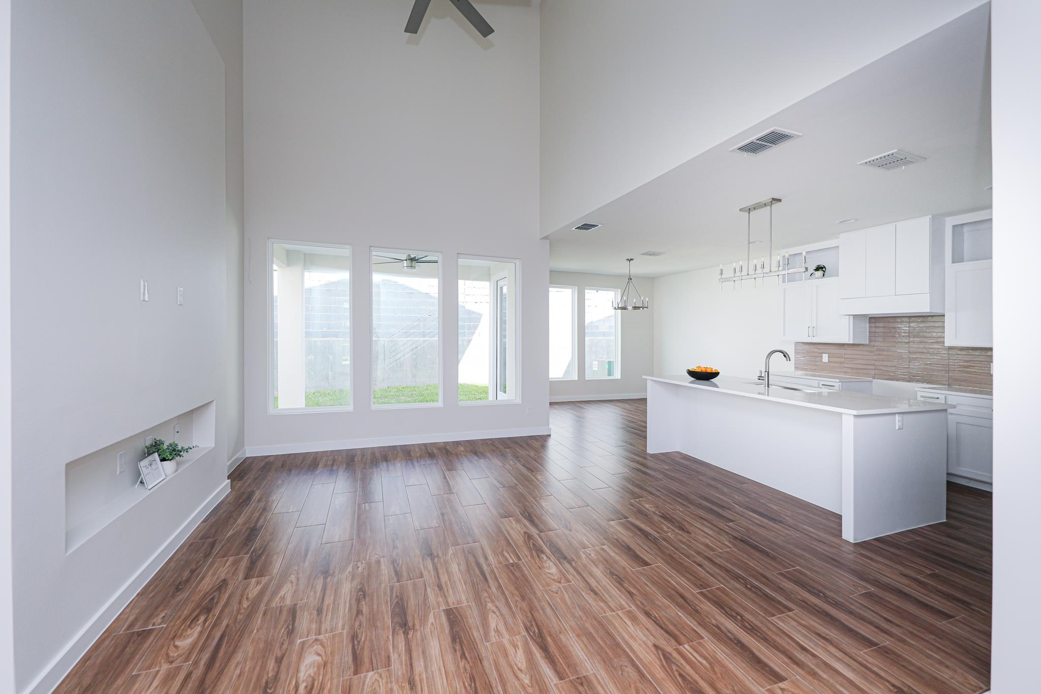 7525 Cresta Bella Street