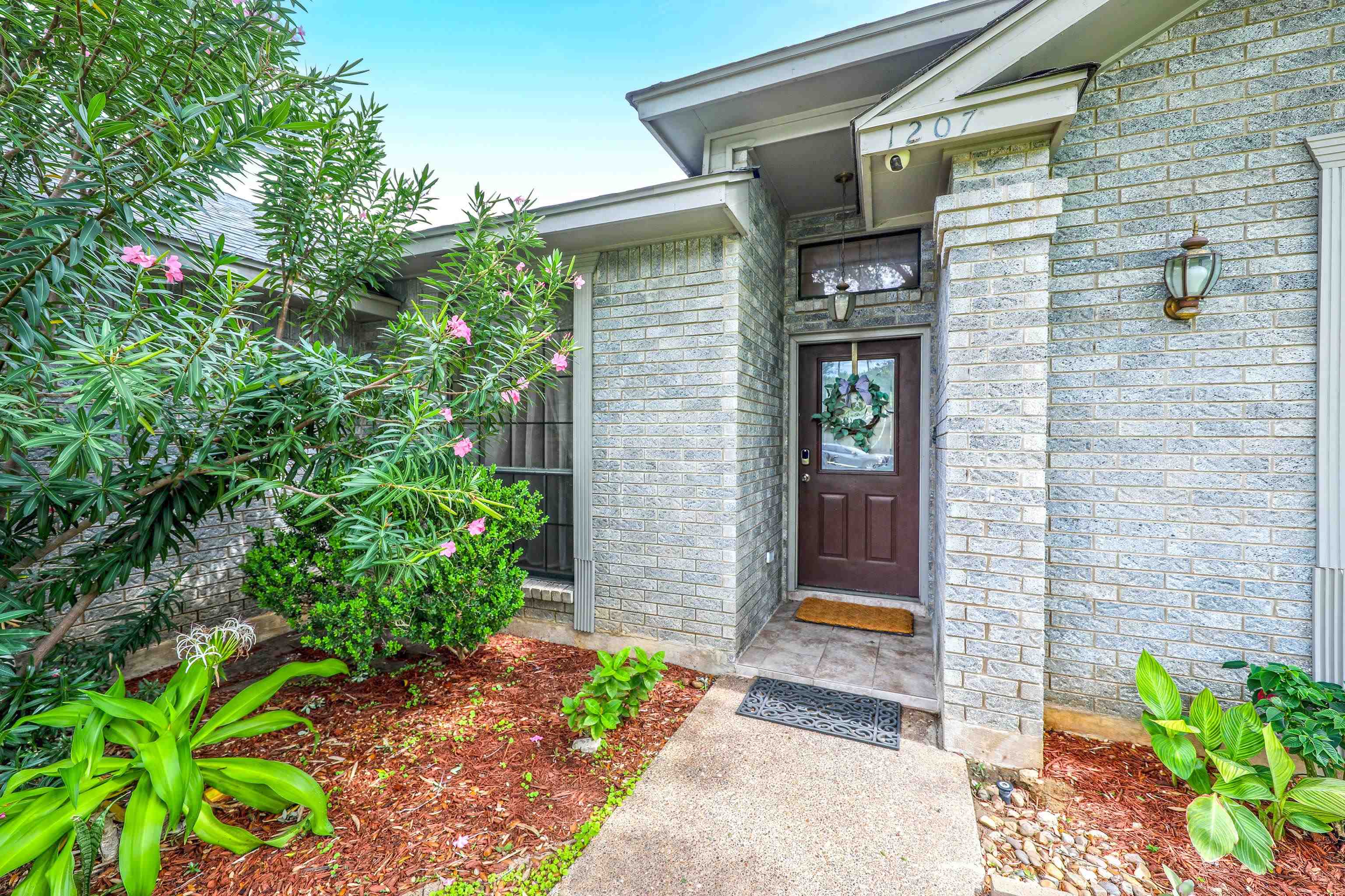 1207 Lyles Lp