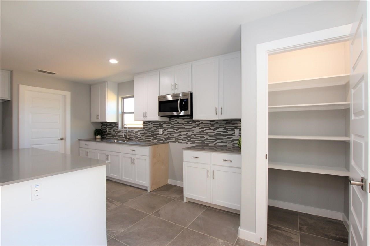1009 La Muralla St
