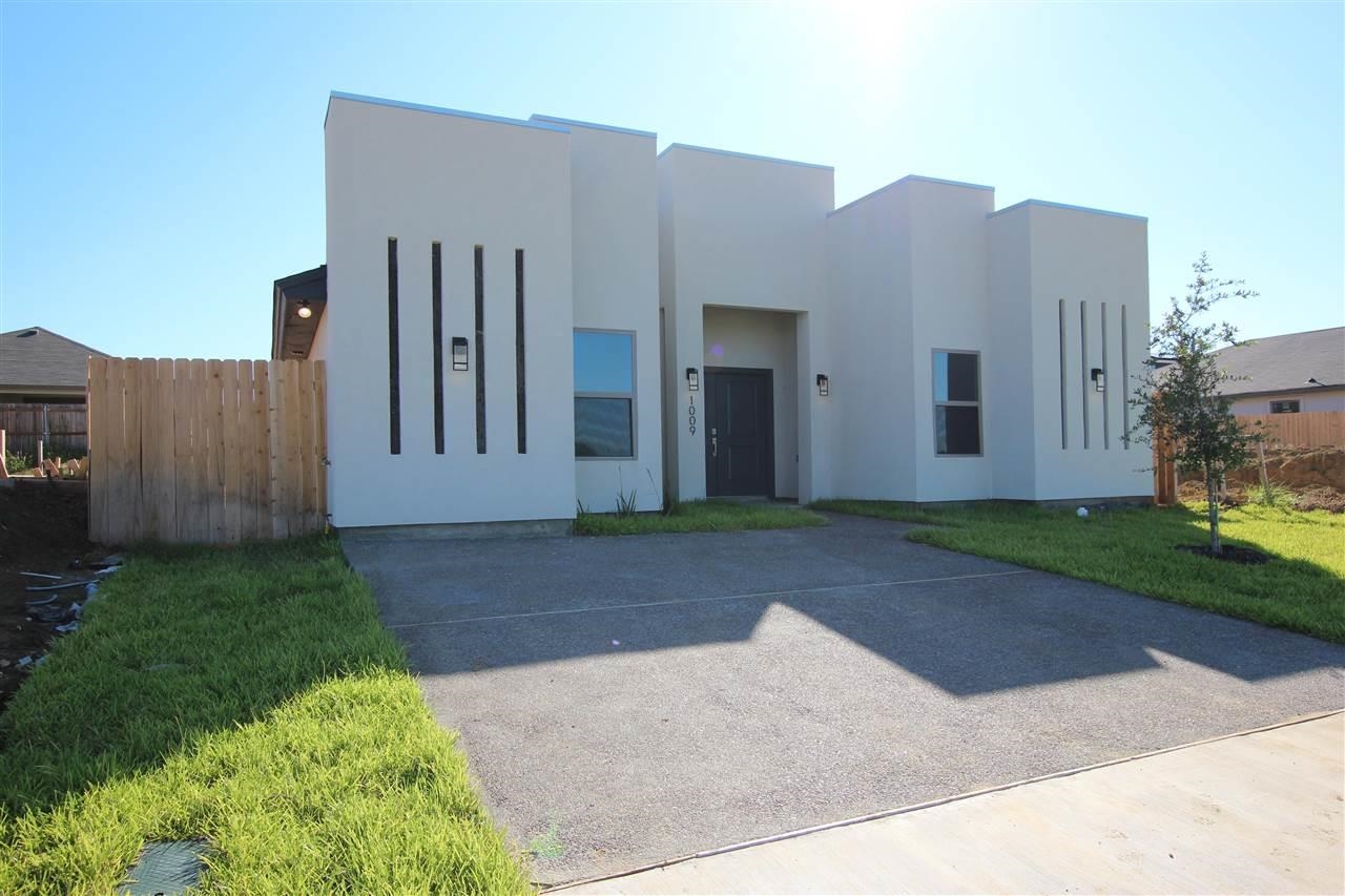 1009 La Muralla St