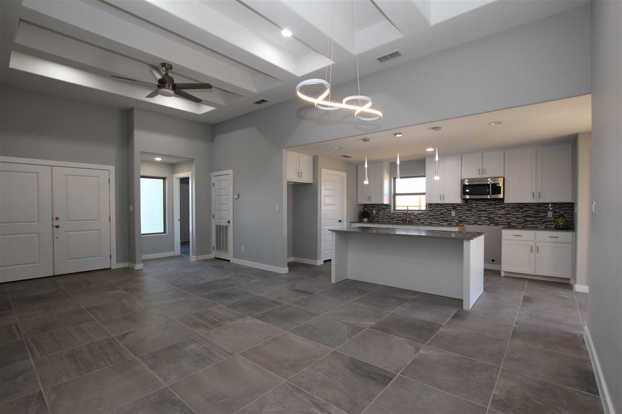 1009 La Muralla St