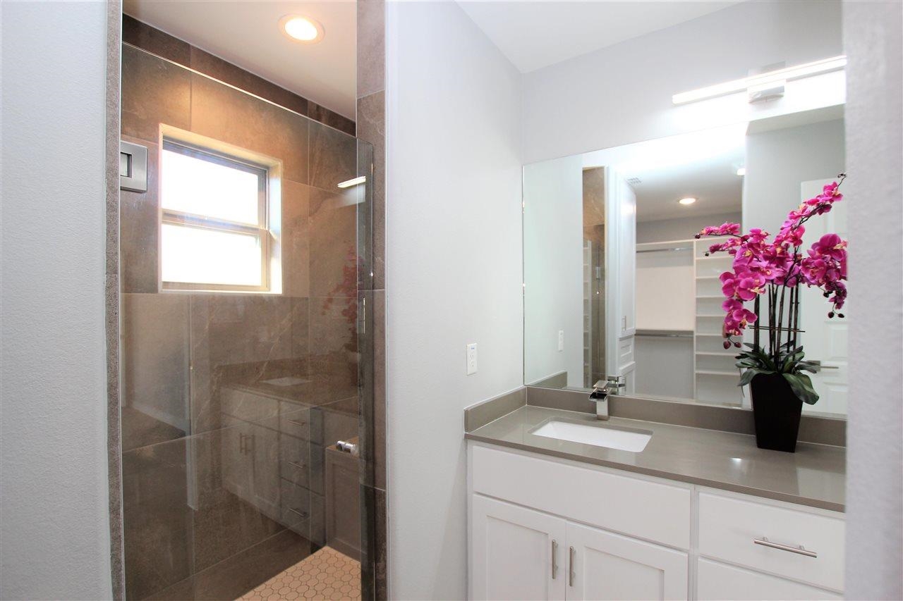 1009 La Muralla St