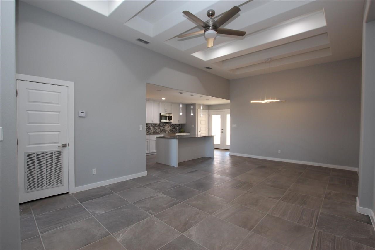 1009 La Muralla St