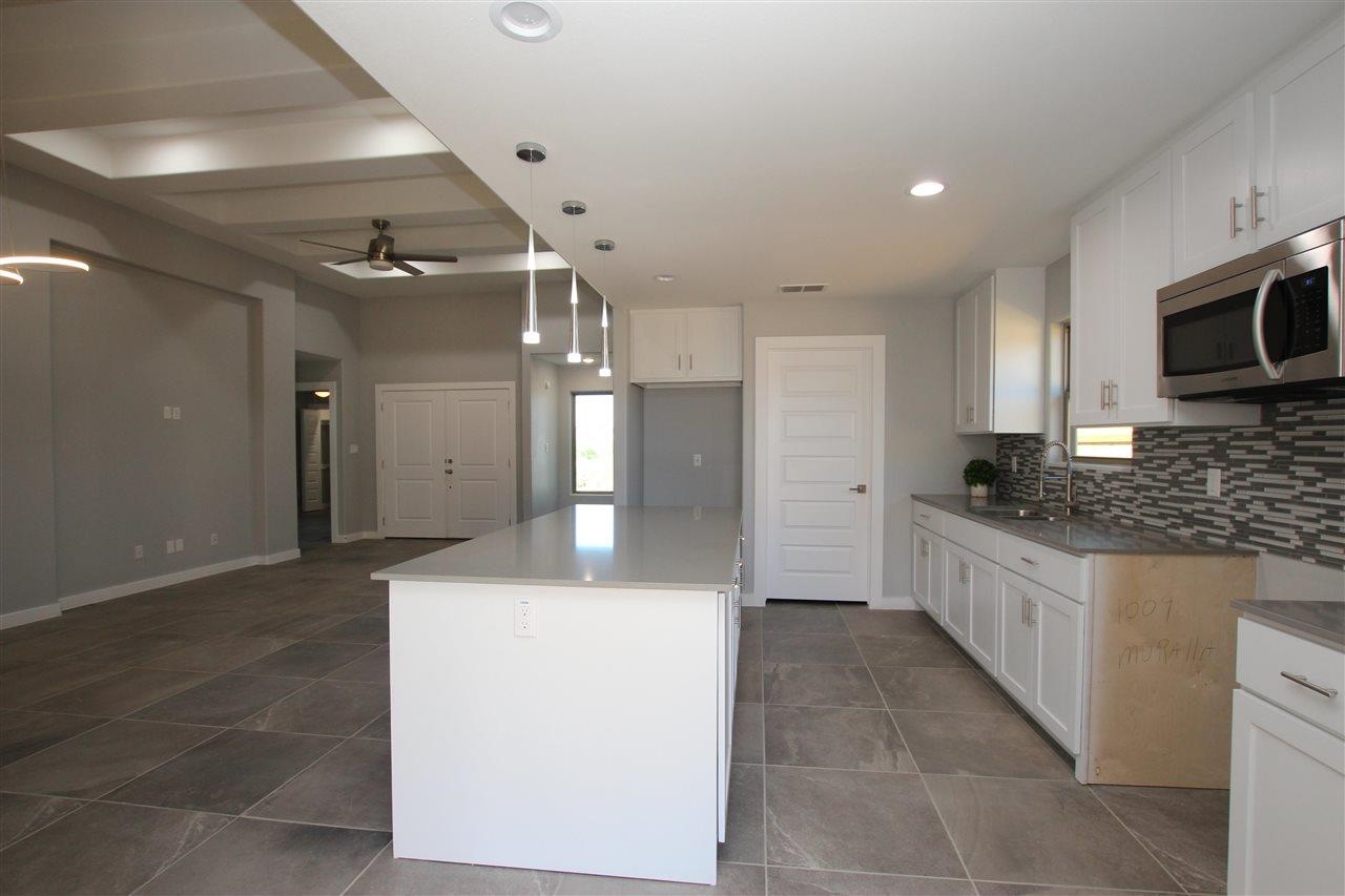 1009 La Muralla St