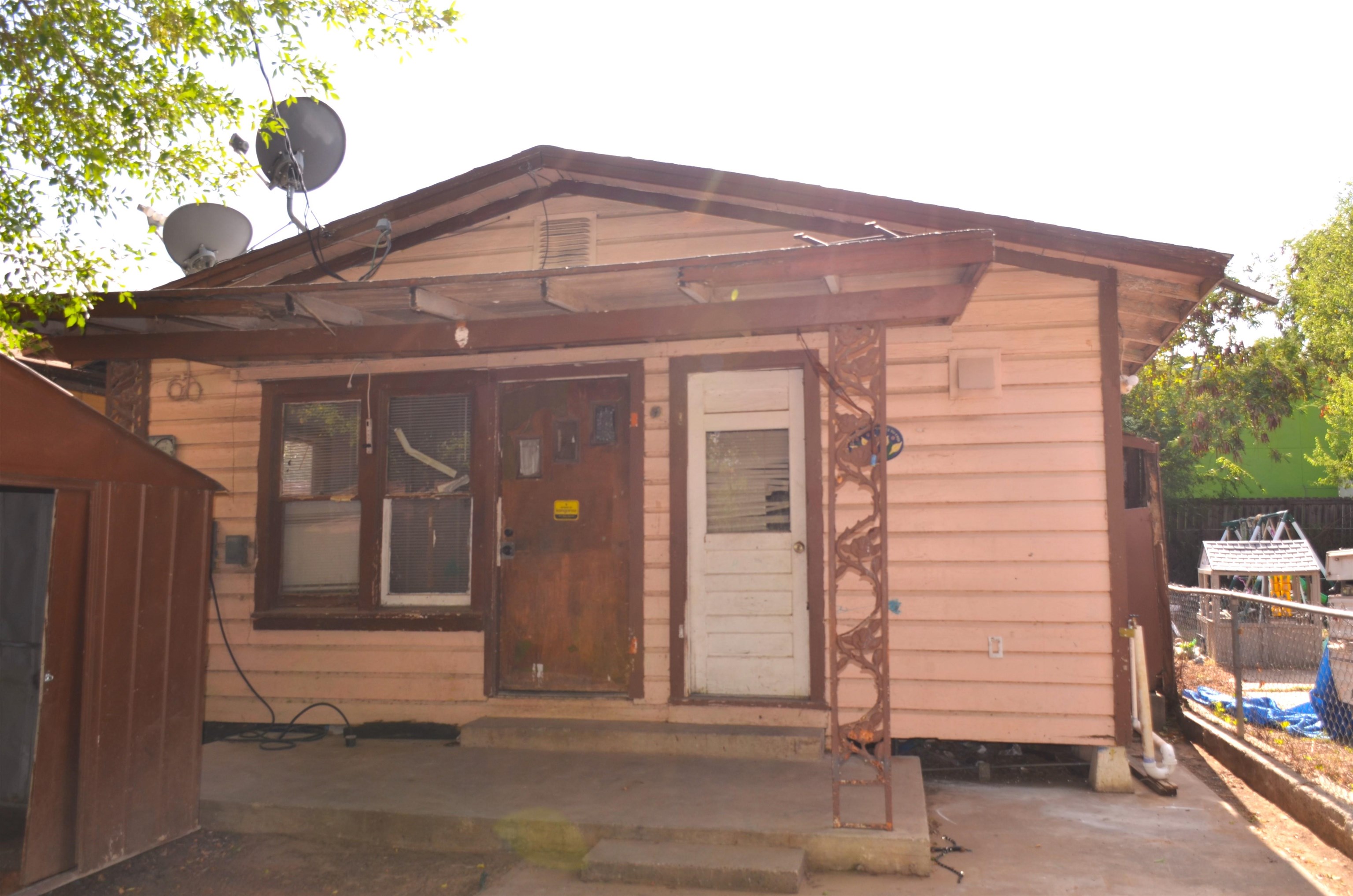 1310 N Tapeyste Ave
