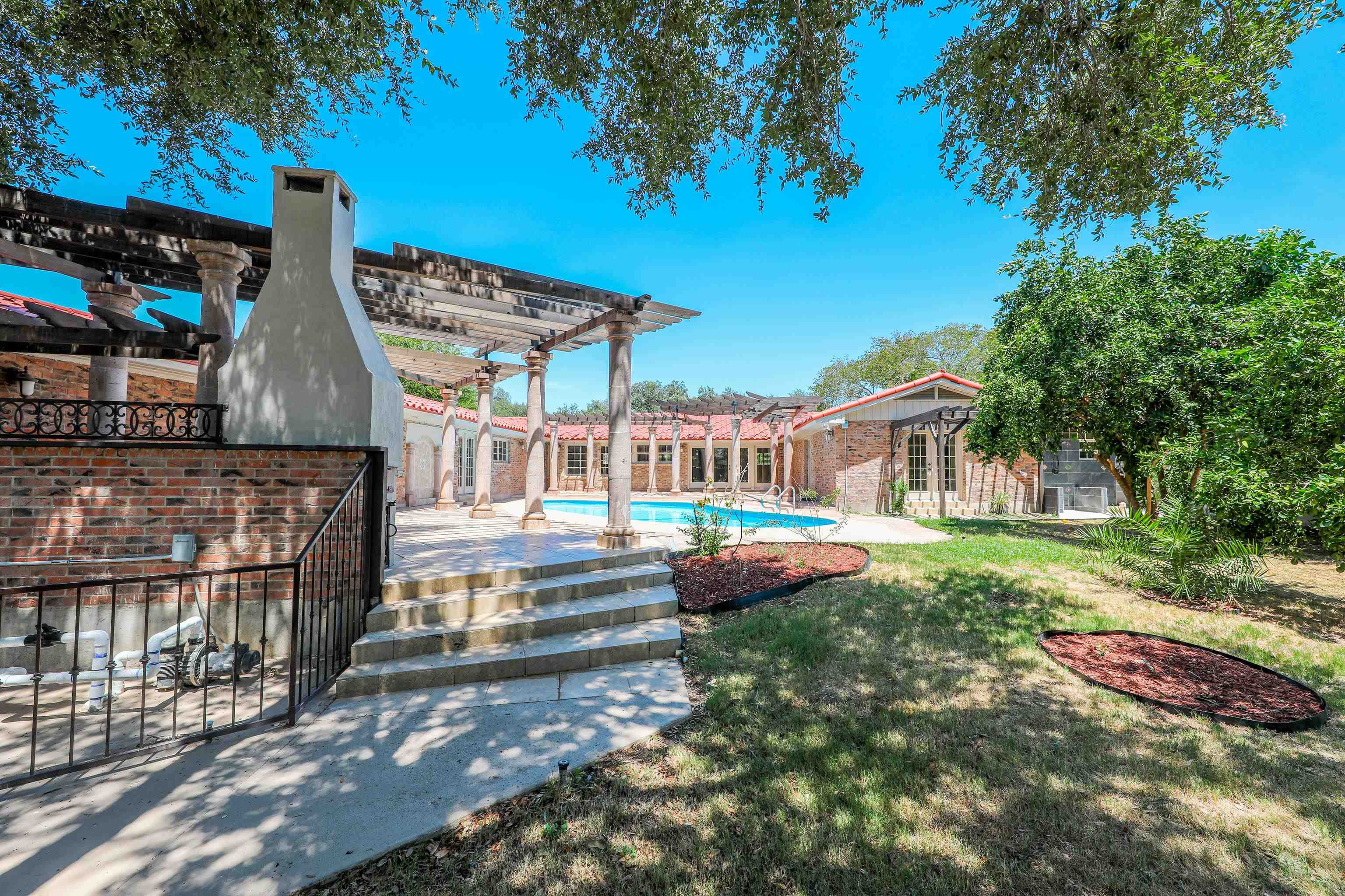 409 Longshadow Rd