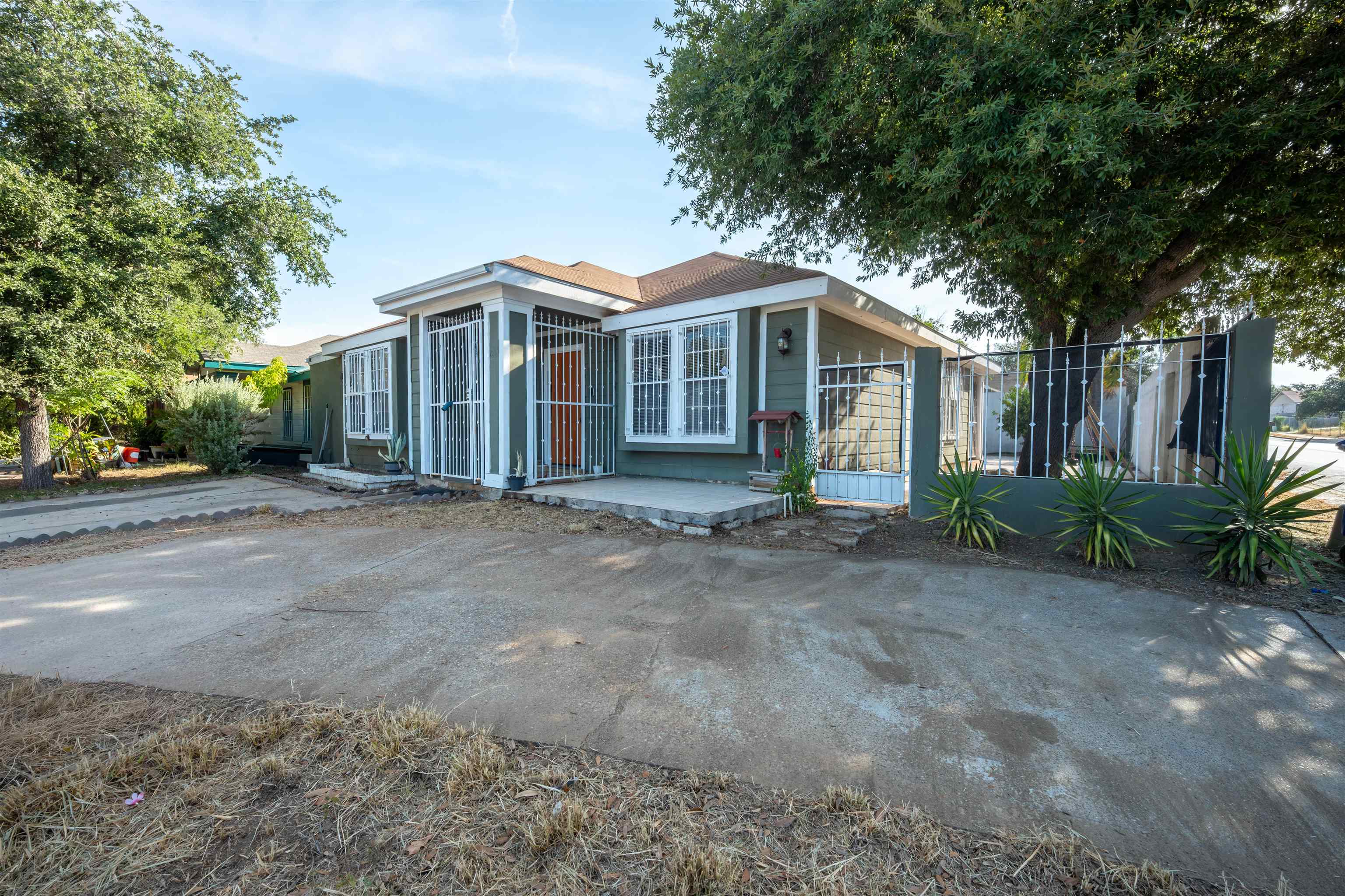 1221 Eisenhower Dr