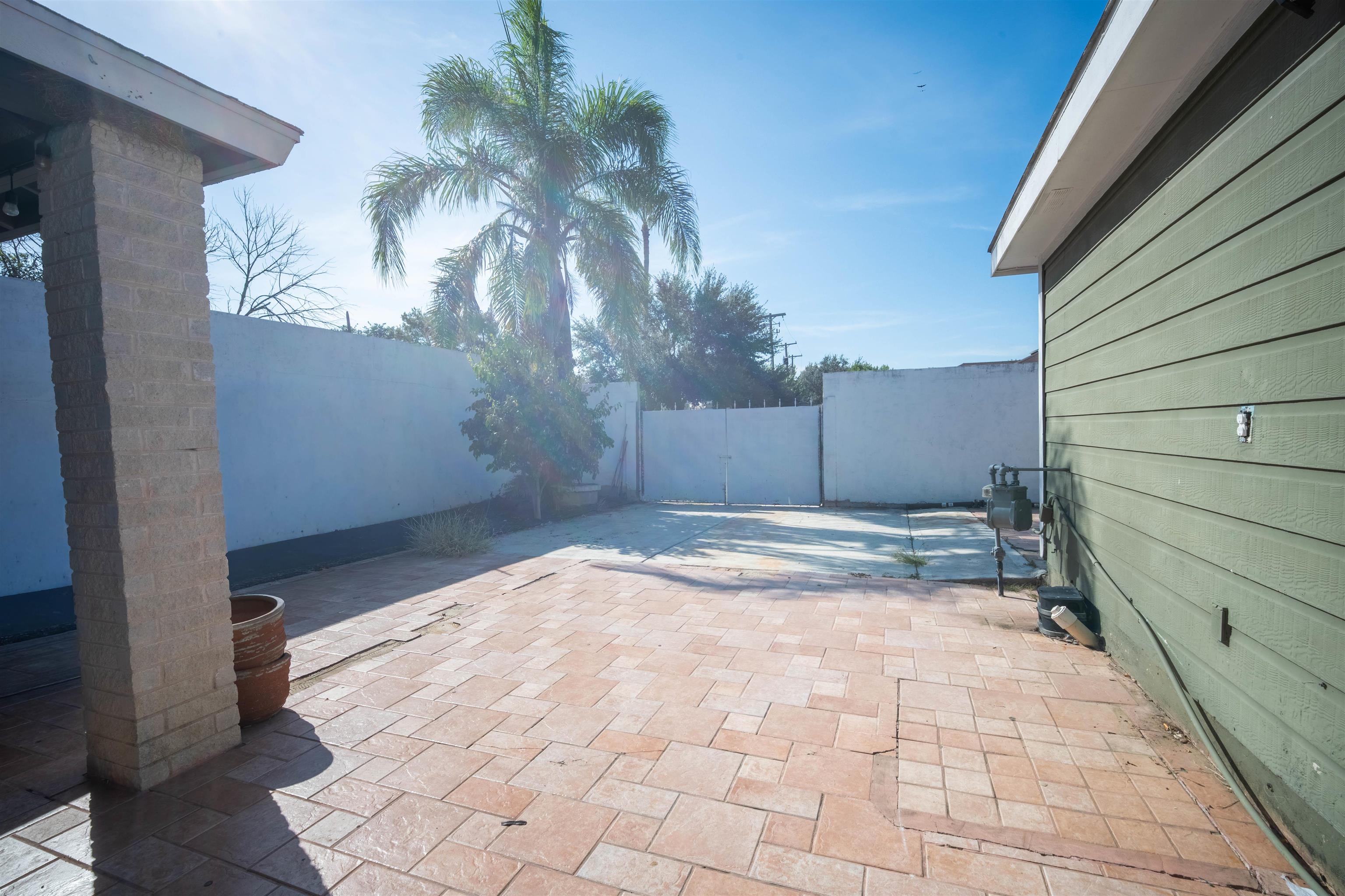 1221 Eisenhower Dr