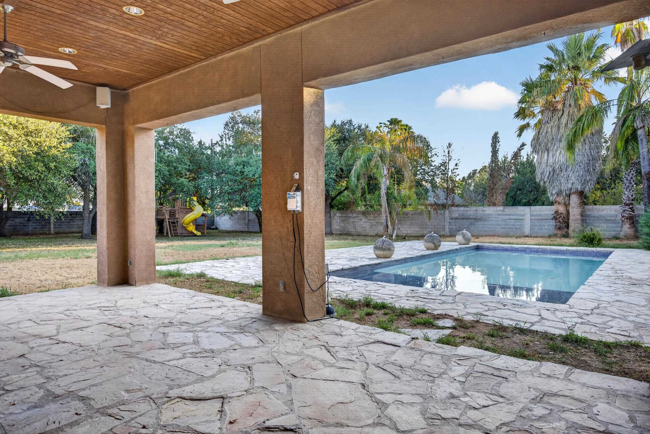 1323 Cross Country Ln.