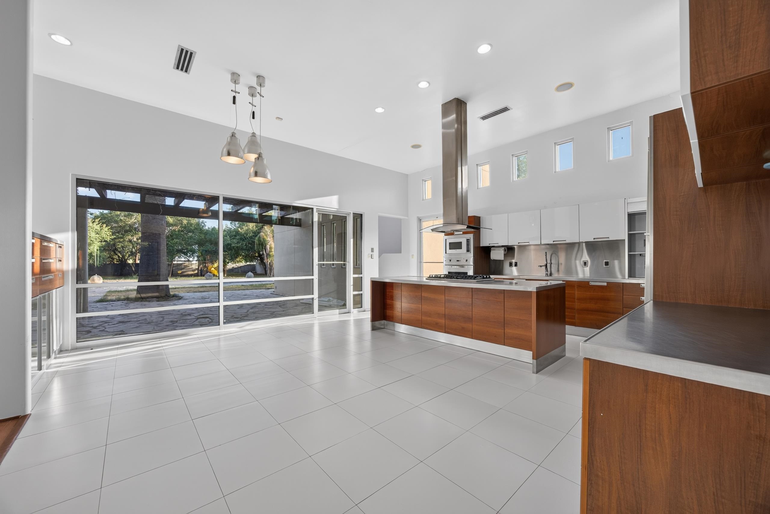 1323 Cross Country Ln.