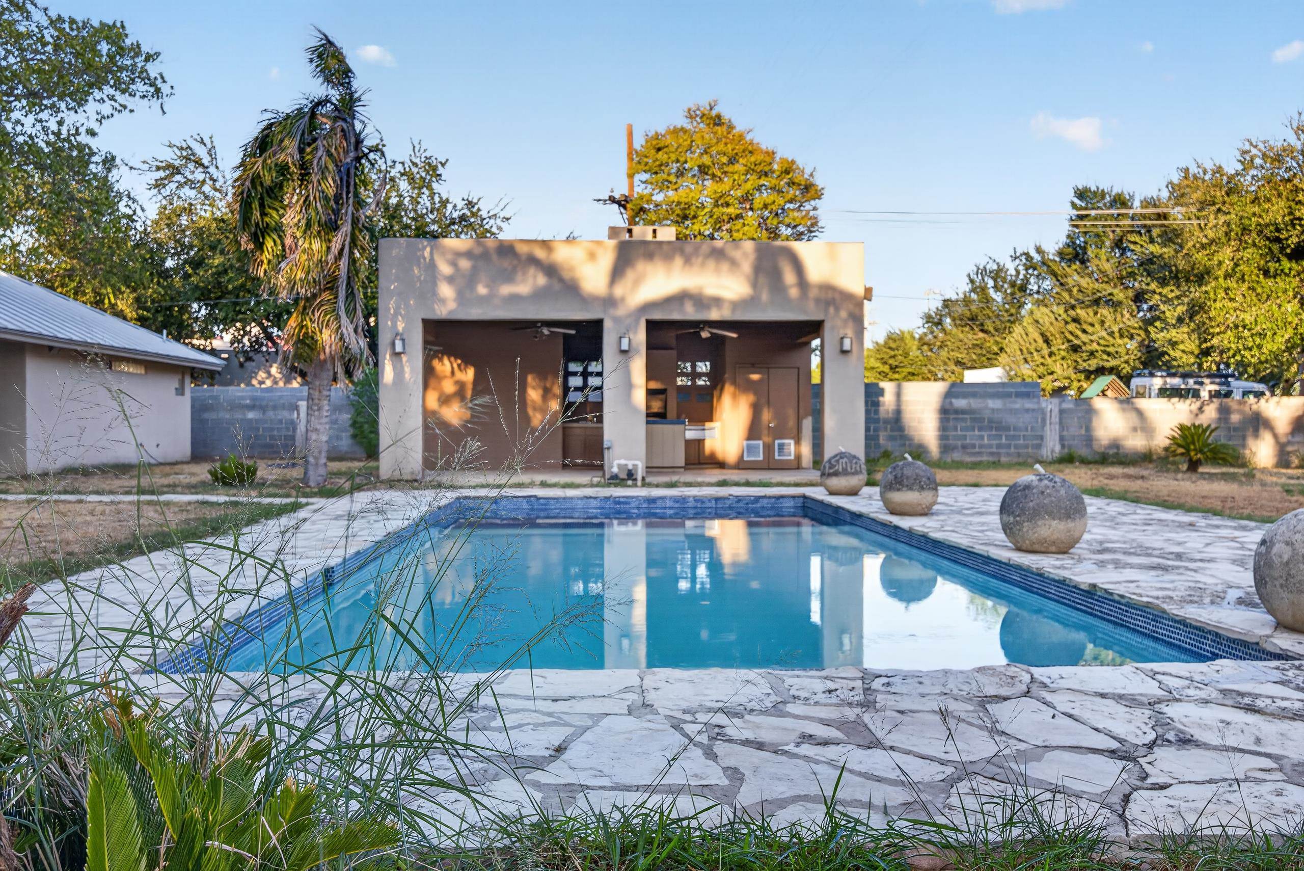 1323 Cross Country Ln.
