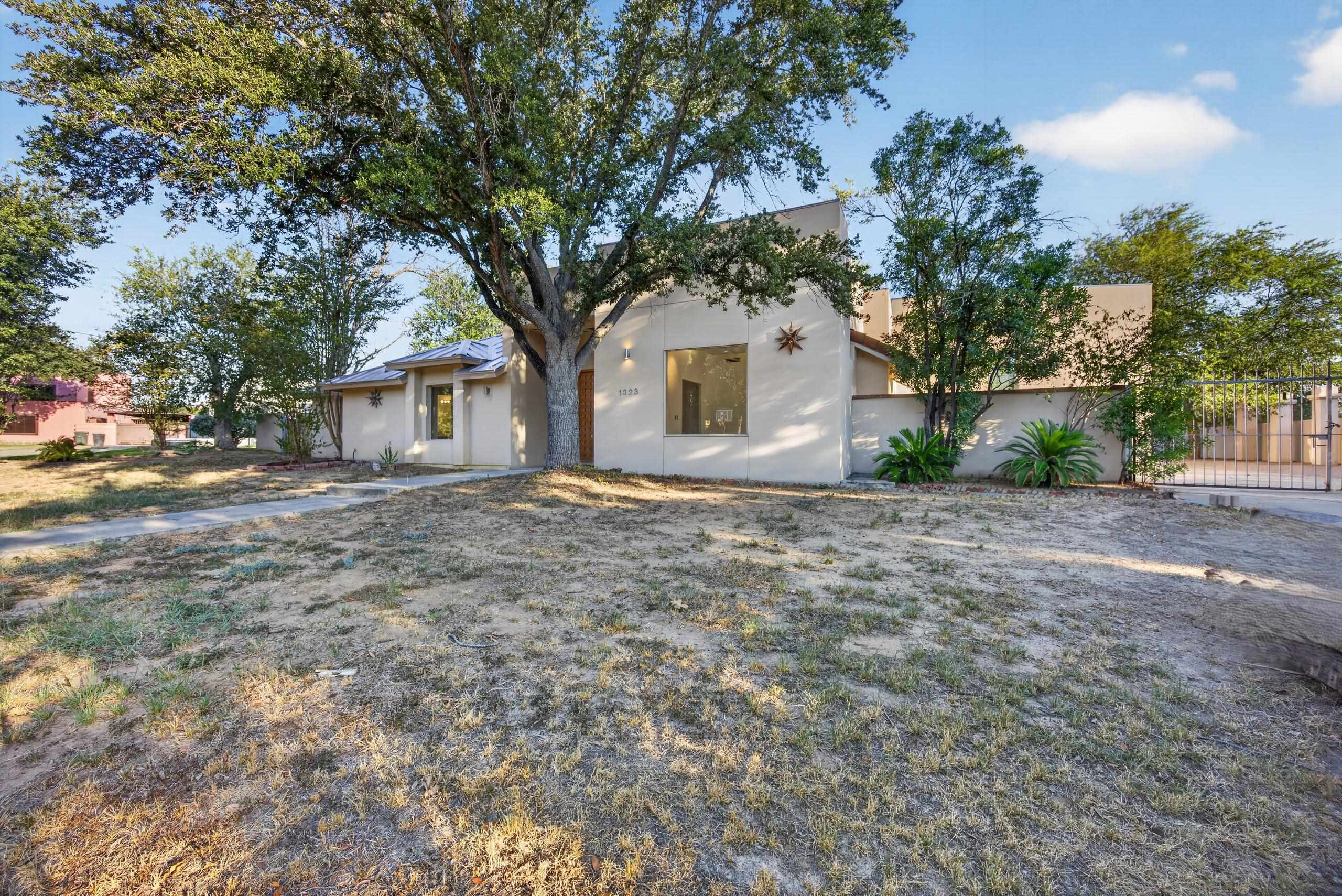 1323 Cross Country Ln.