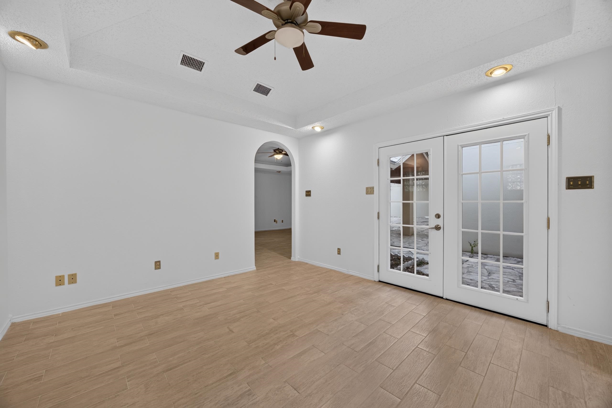 1323 Cross Country Ln.