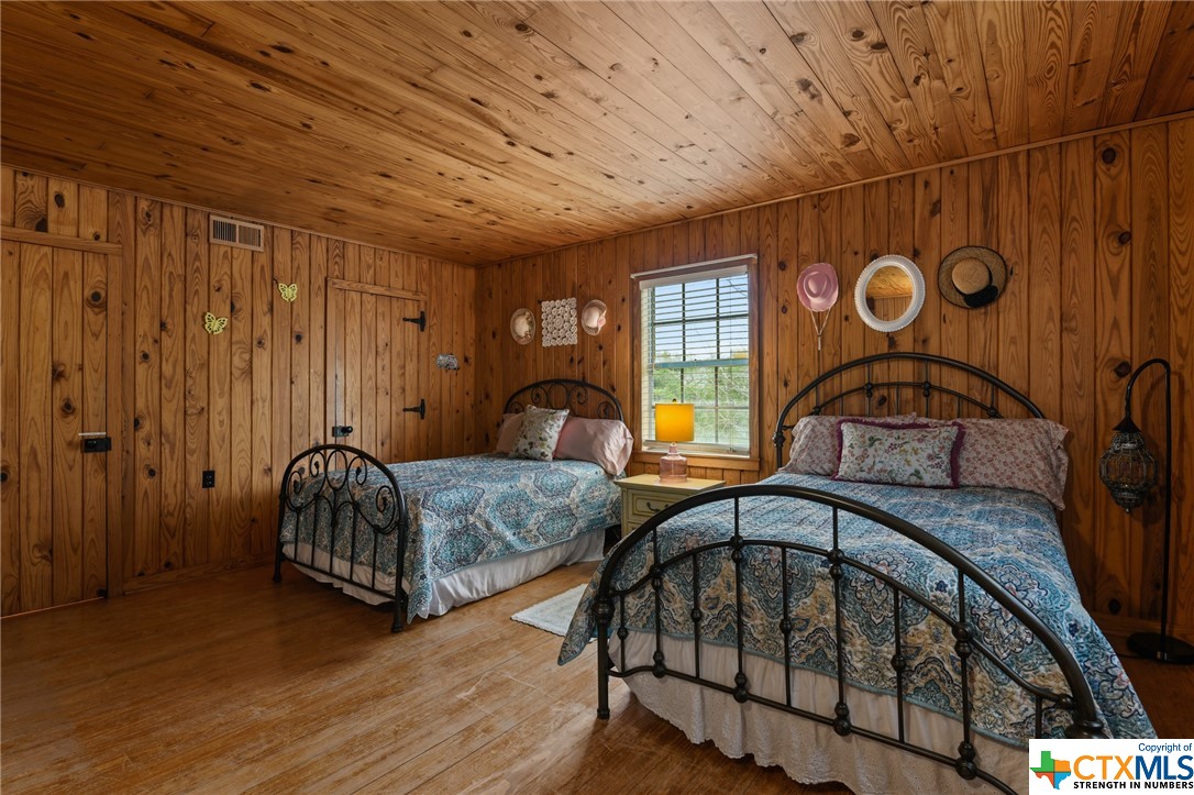 617 S Commercial Street