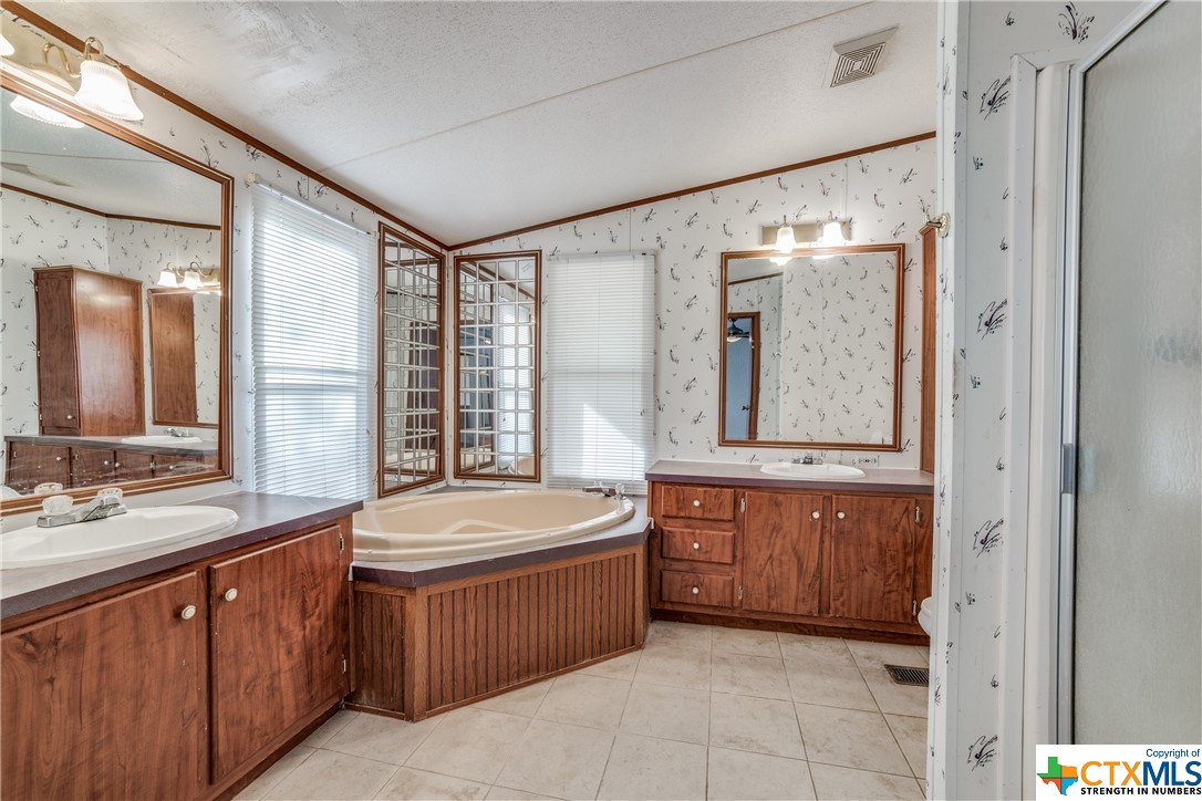1070 Twin Creek