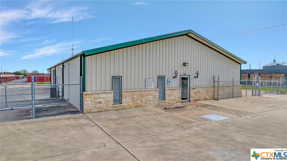 3005 E Mockingbird Lane