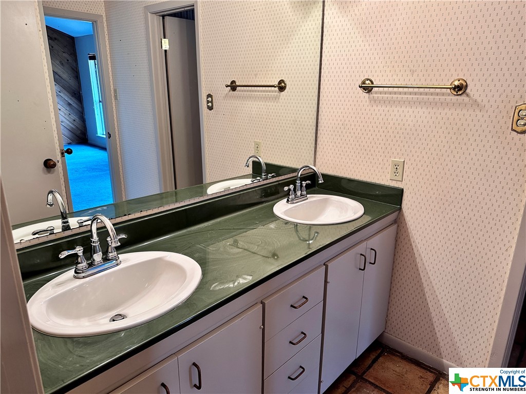 506 W Houston Street