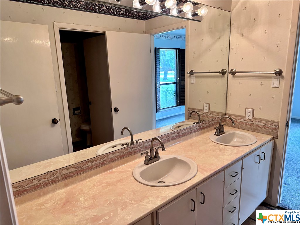 506 W Houston Street