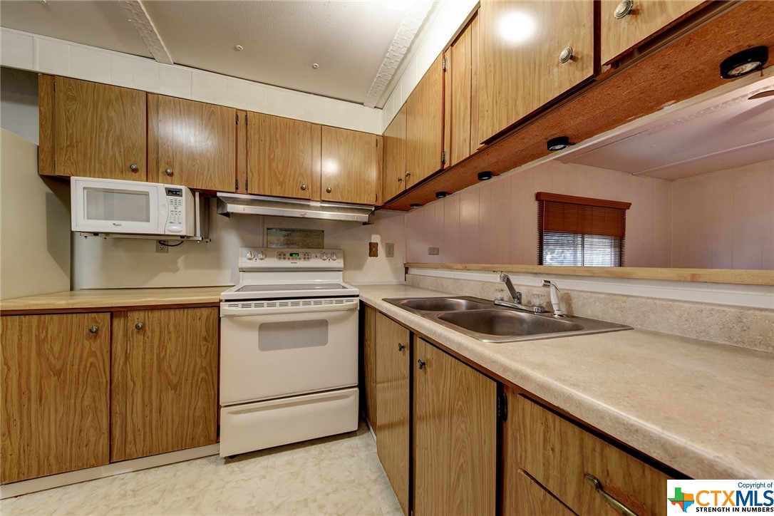 1506 Honeysuckle Lane