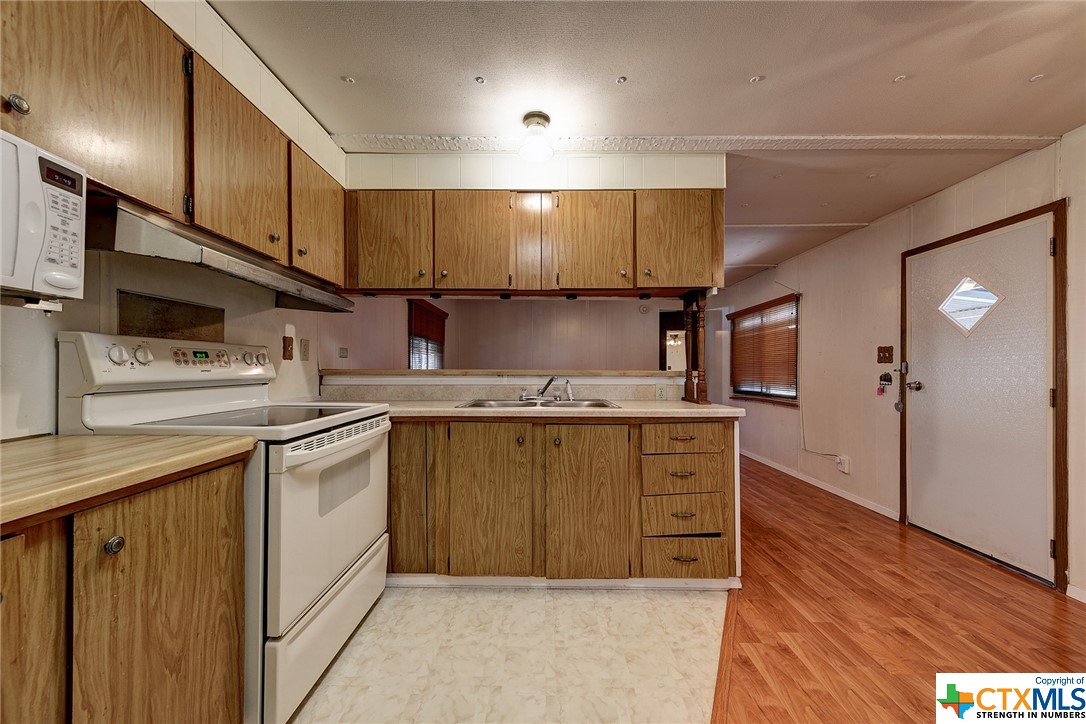 1506 Honeysuckle Lane