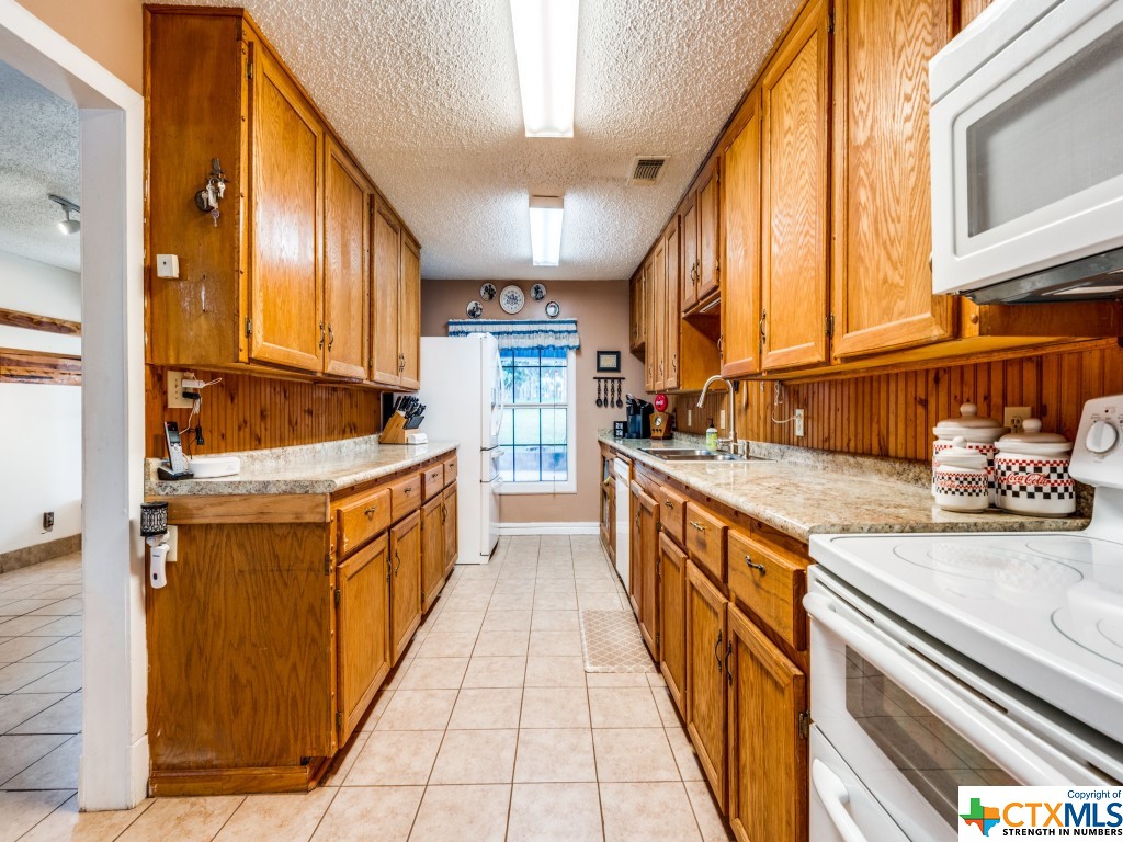 1004 Bluebonnet Lane