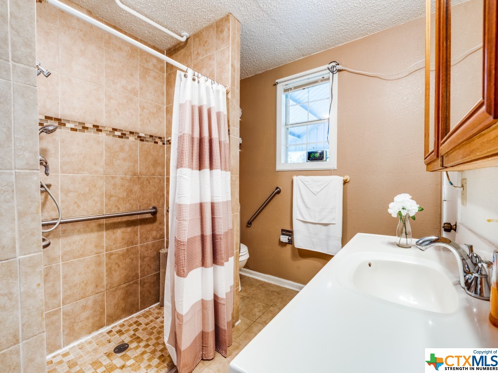 1004 Bluebonnet Lane