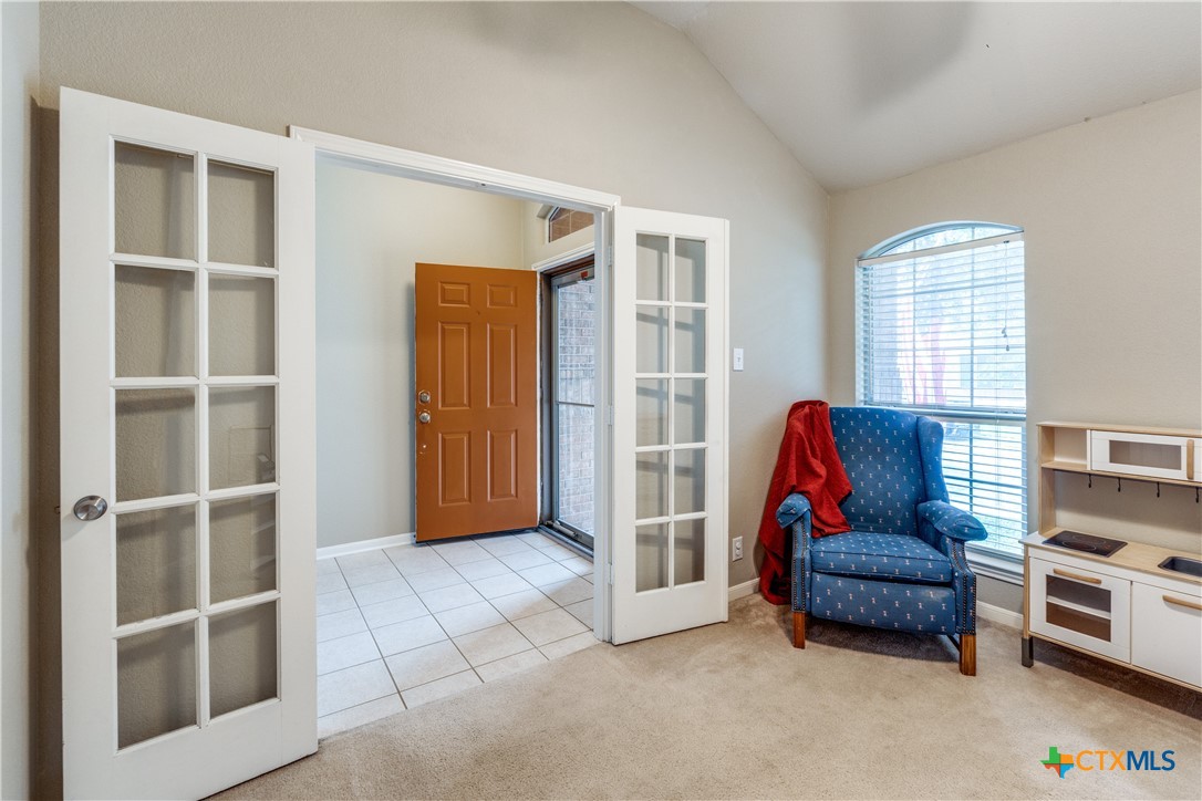 1083 E Running River