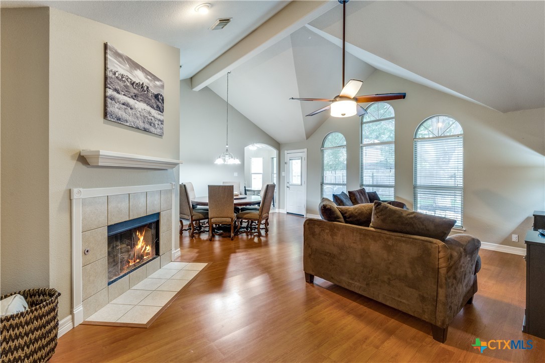 1083 E Running River