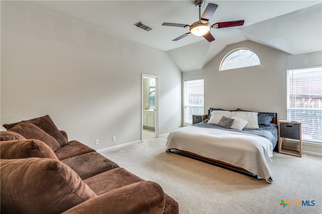 1083 E Running River