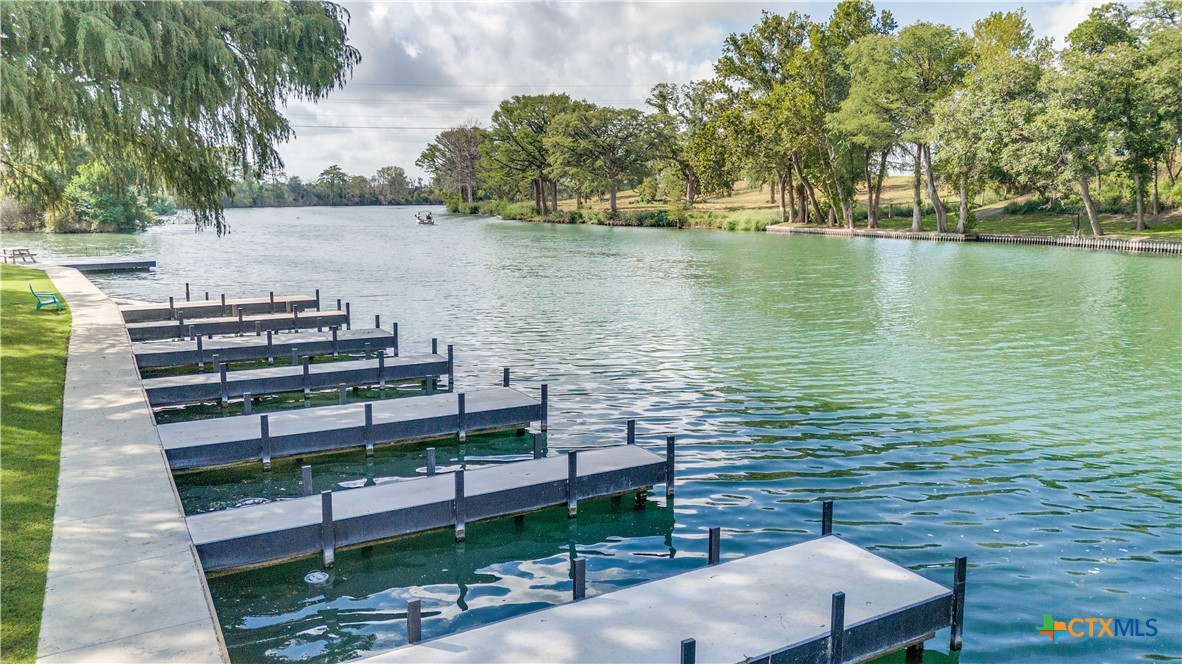 1083 E Running River