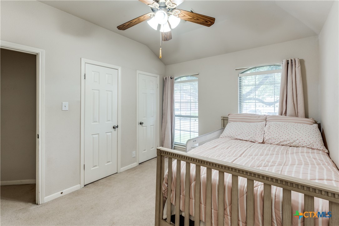 1083 E Running River