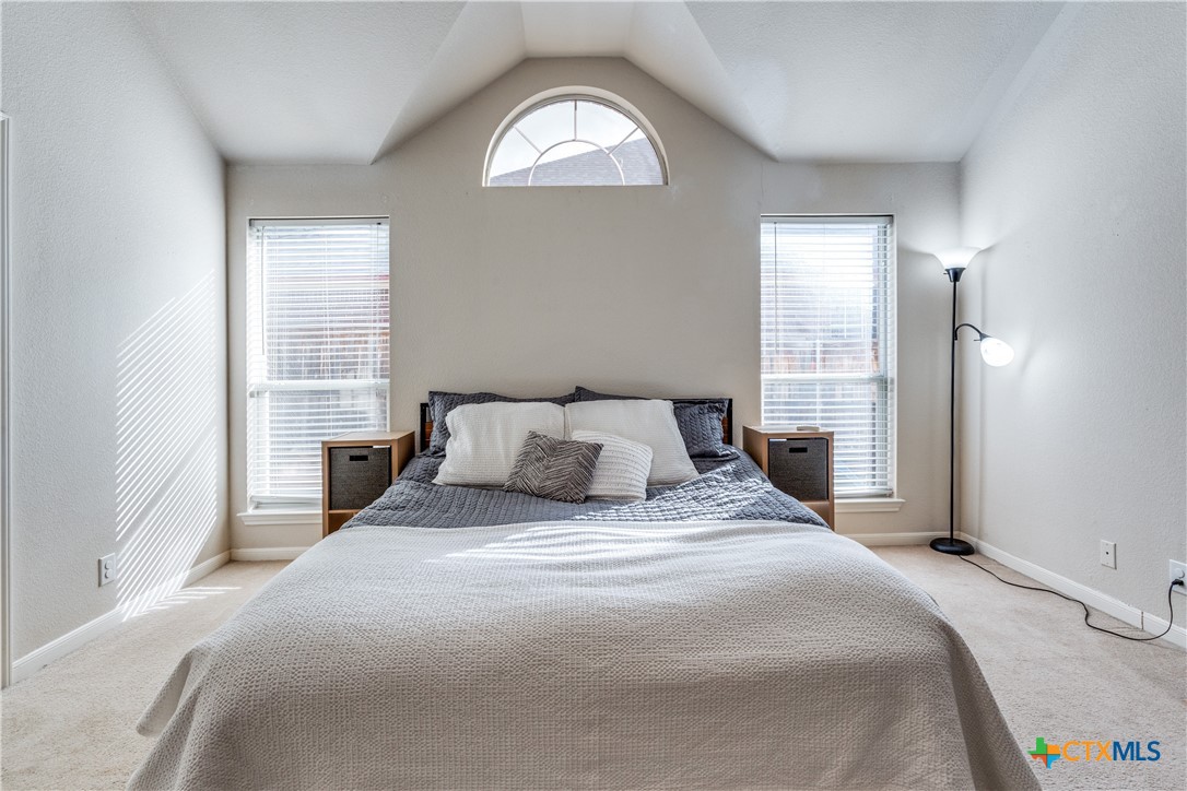 1083 E Running River