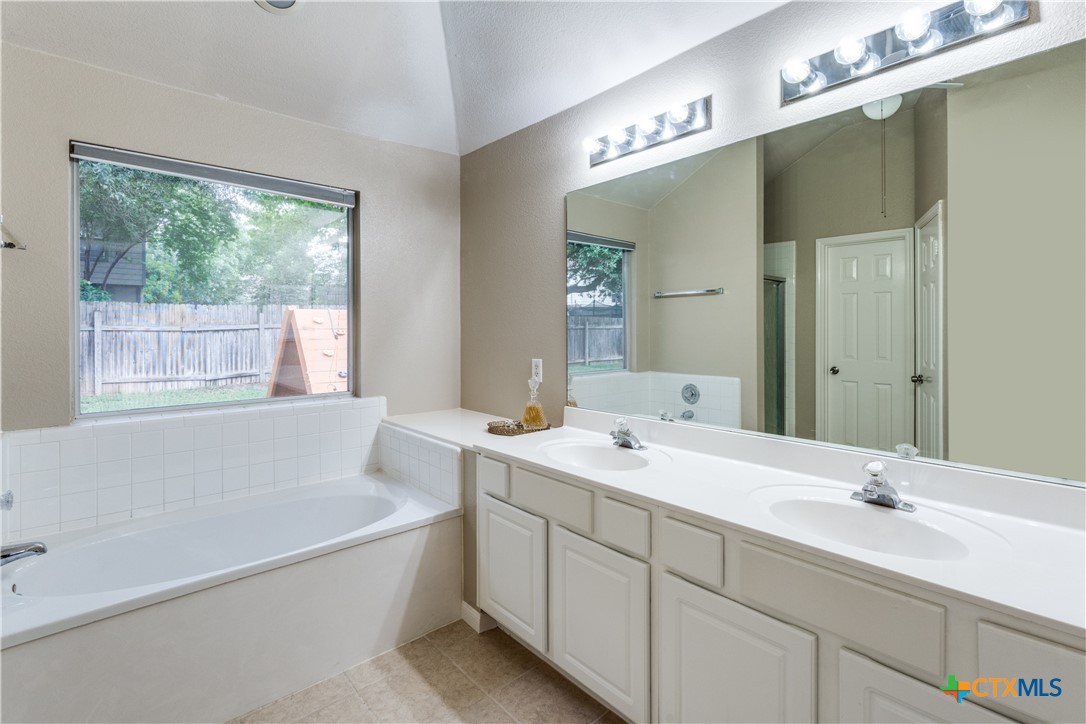 1083 E Running River