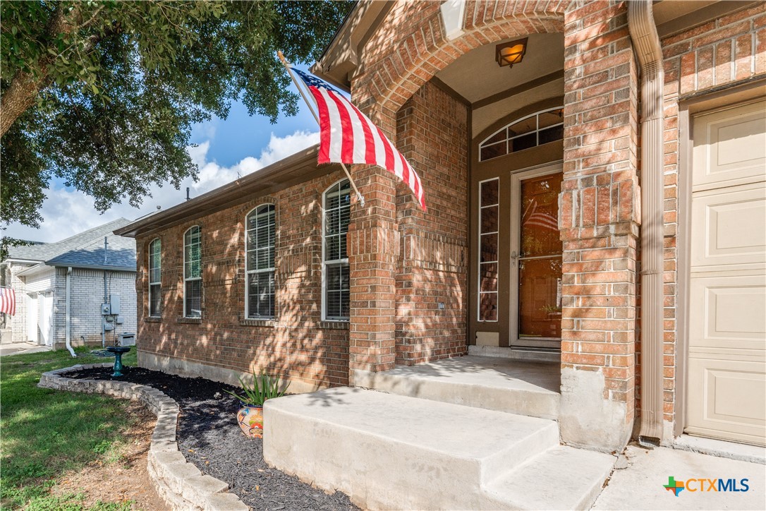 1083 E Running River