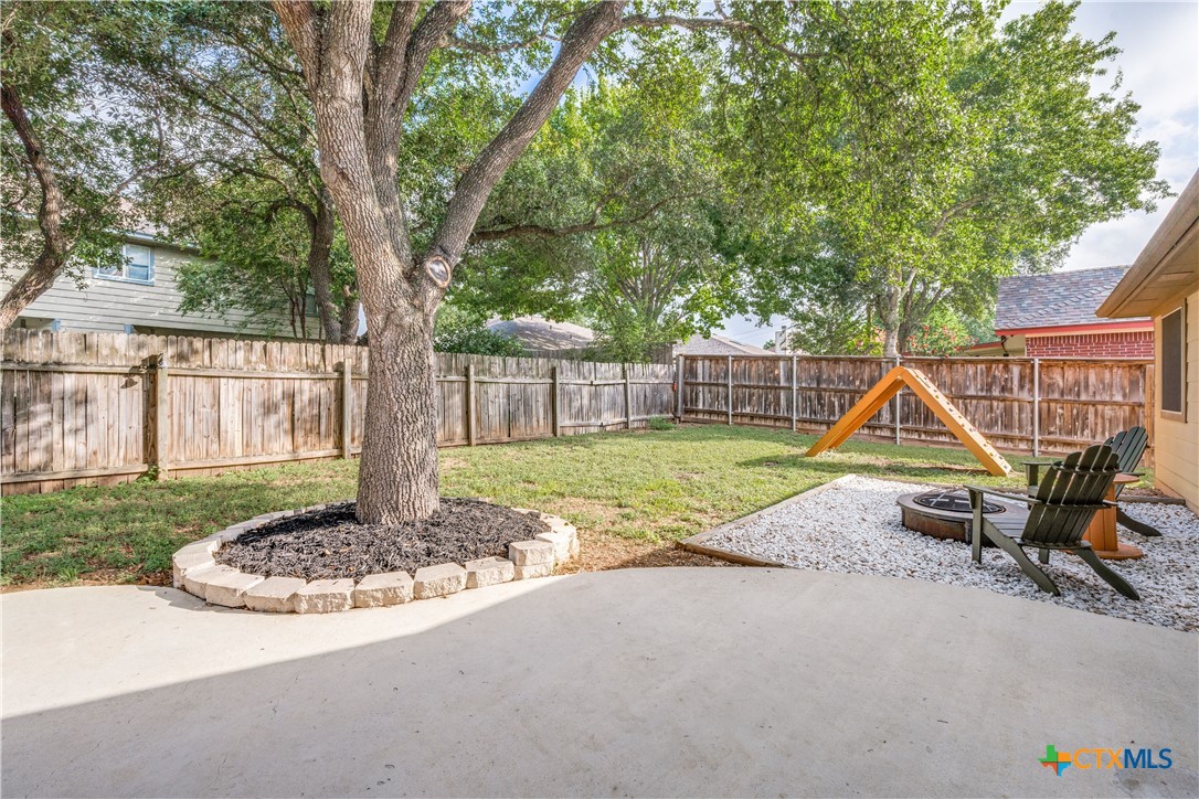 1083 E Running River