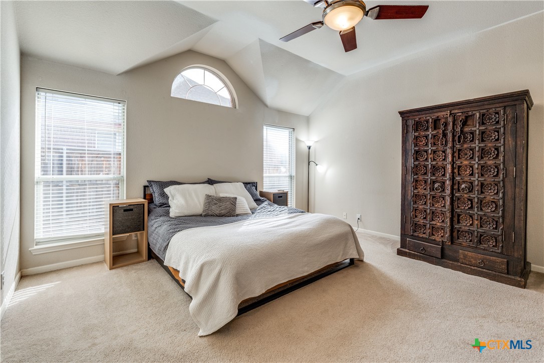 1083 E Running River