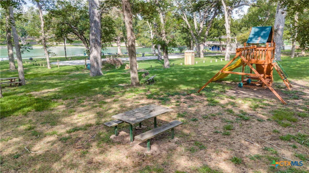 1083 E Running River