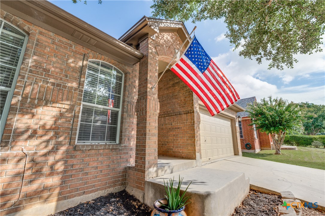 1083 E Running River