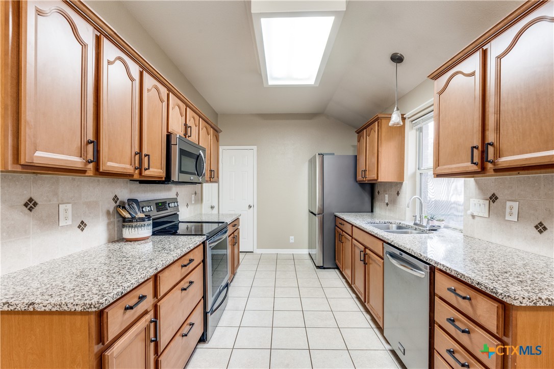 1083 E Running River