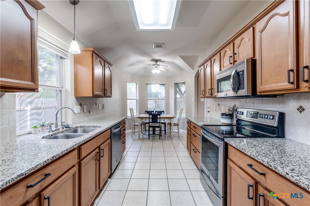 1083 E Running River