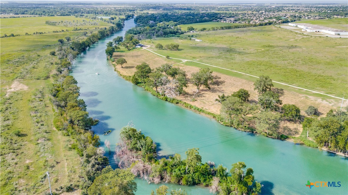 1083 E Running River