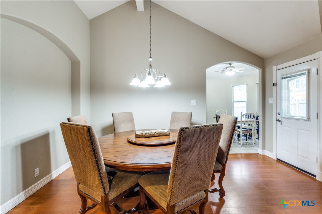 1083 E Running River