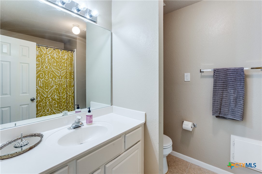 1083 E Running River