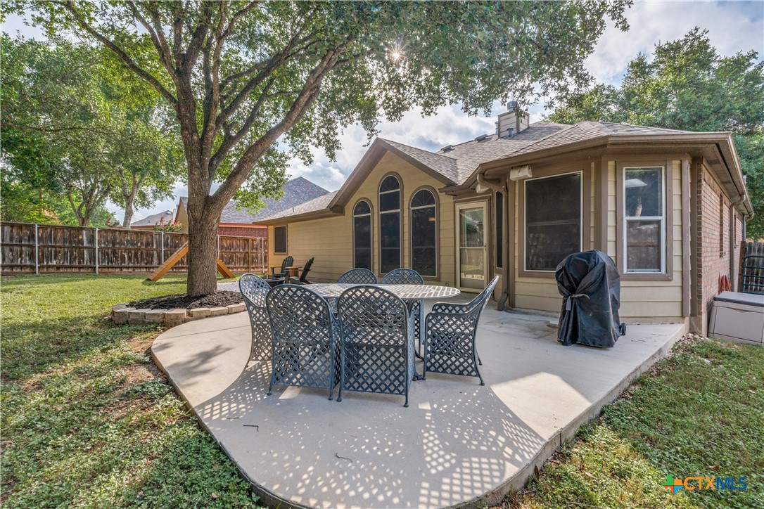 1083 E Running River