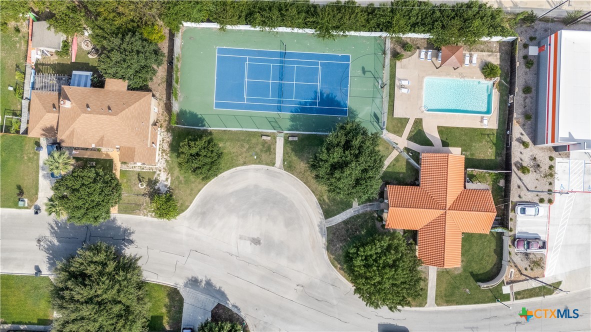 1083 E Running River