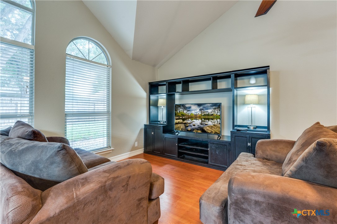 1083 E Running River